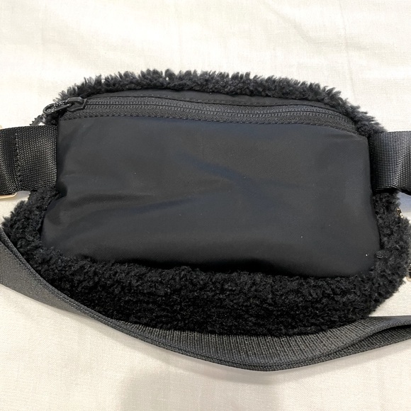 Lululemon Sherpa Beltbag - Picture 3 of 4